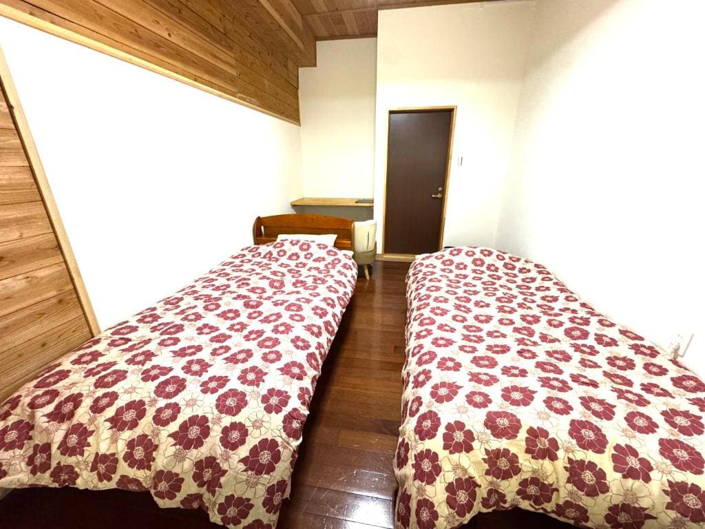 Twin Room with Shared Bathroom room - Image 3