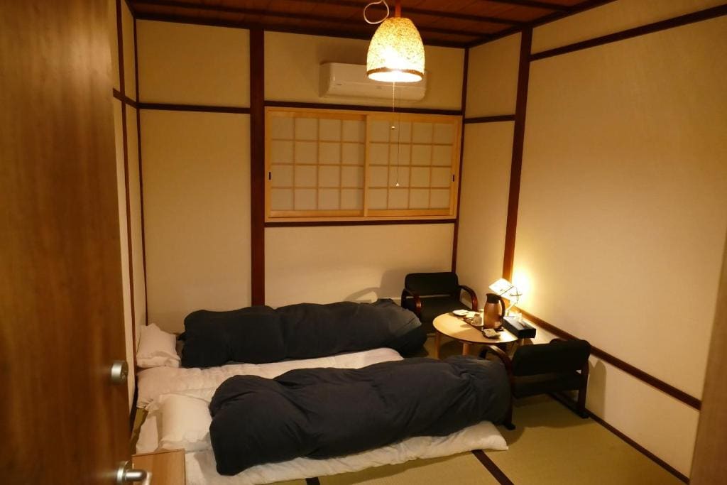 Double Room with Shared Bathroom room - Image 3