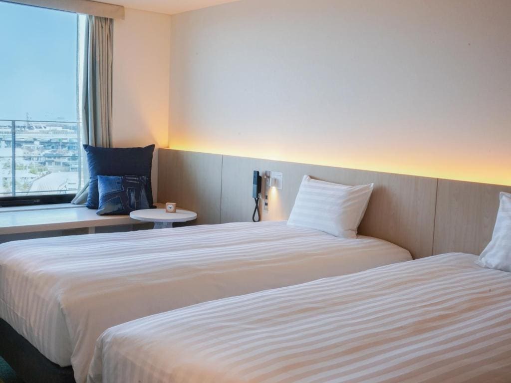 Superior Twin with Harbor View room - Image 1