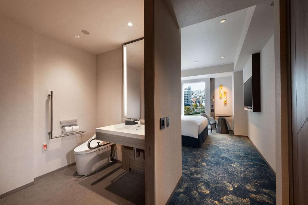 Deluxe King Suite with Castle View room - Image 3