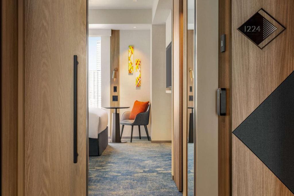King Room - Mobility Accessible room - Image 2