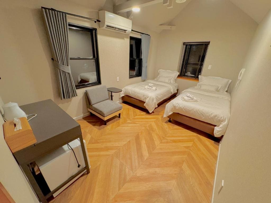 Superior Twin Room room - Image 3