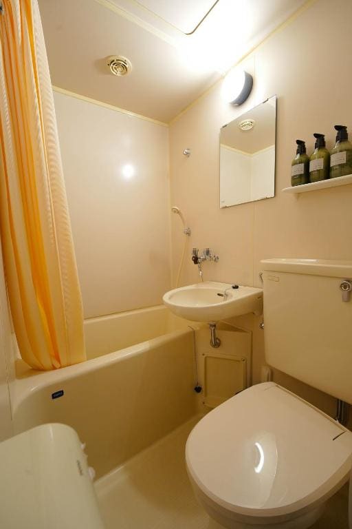 Twin Room with Private Bathroom room - Image 3