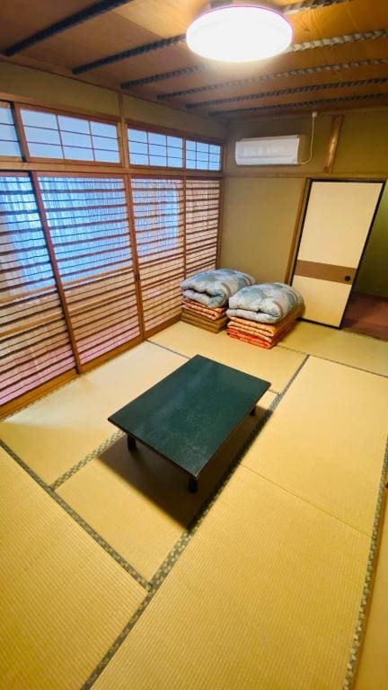 Economy Triple Room with Shared Bathroom room - Image 3