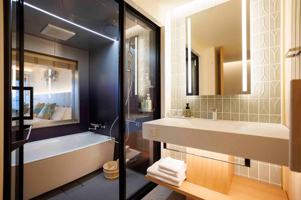 Deluxe Queen Room with Sauna room - Image 2