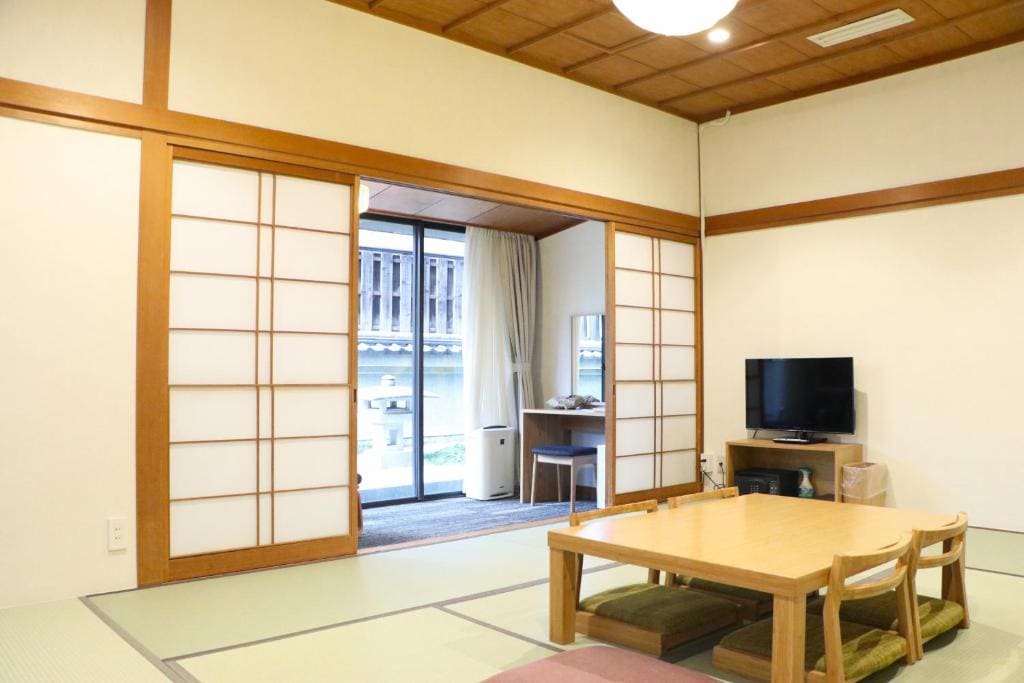 Japanese-Style Room with Small Garden room - Image 2