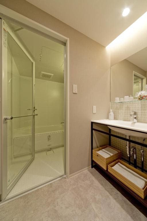 Deluxe Twin Room with Extra Bed room - Image 2
