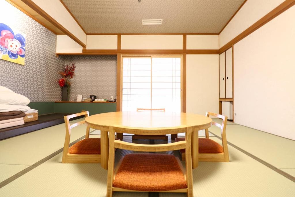 Standard Japanese-Style Room room - Image 1