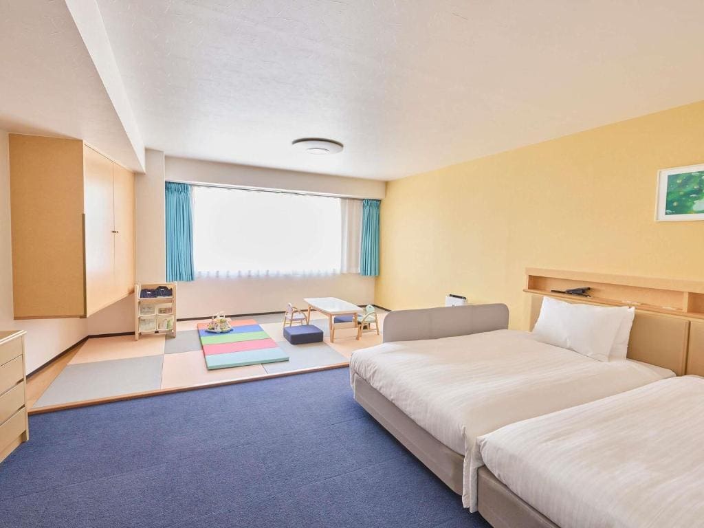 Classic Room With Two Single Beds/One Sofa Bed/One Extra Bed - Ocean/Sea View room - Image 1