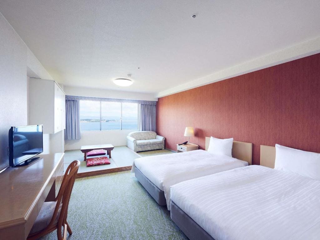 Classic Room With Two Single Beds/One Sofa Bed/One Extra Bed - Ocean/Sea View room - Image 3