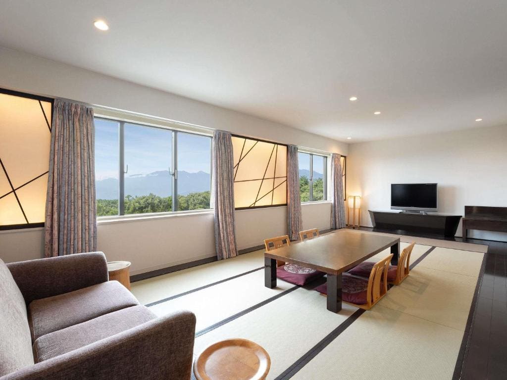 Executive Junior Twin Suite with Four Extra Beds and Mountain View room - Image 2