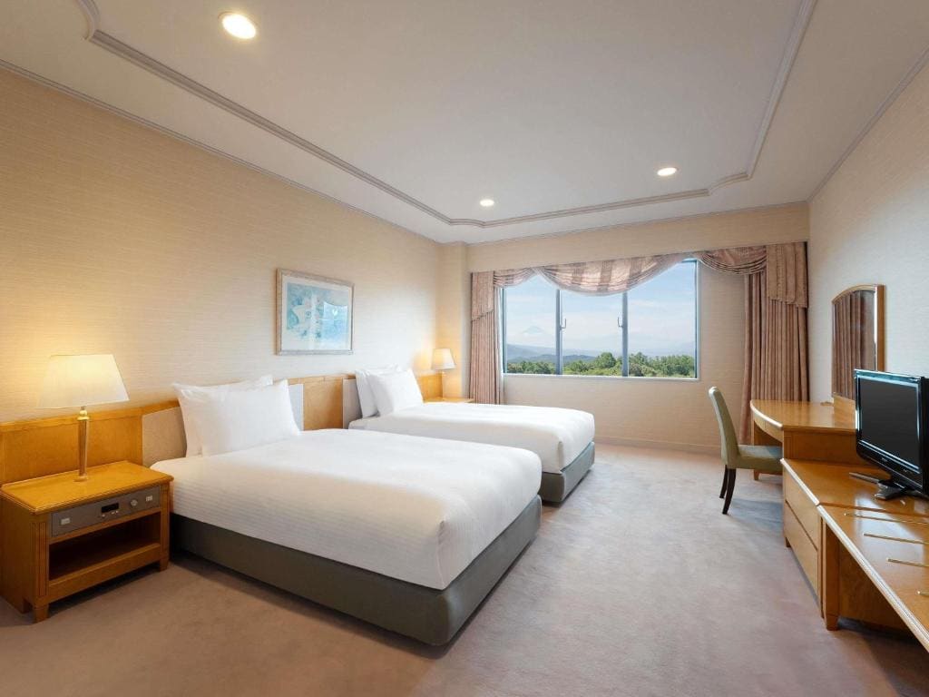 Standard Twin Room with Sofa Bed room - Image 2