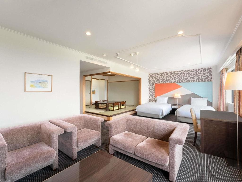 Executive Junior Twin Suite with Four Extra Beds and Mountain View room - Image 1