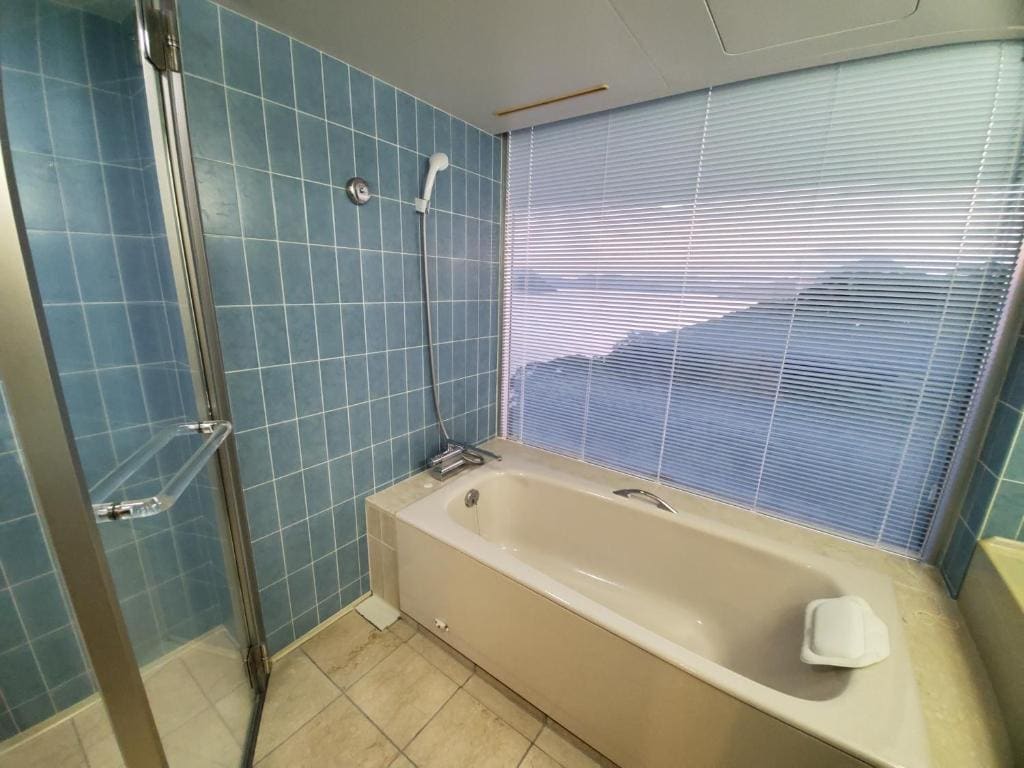 G7 Club Floor Luxury Room with View bath - Non-Smoking room - Image 1