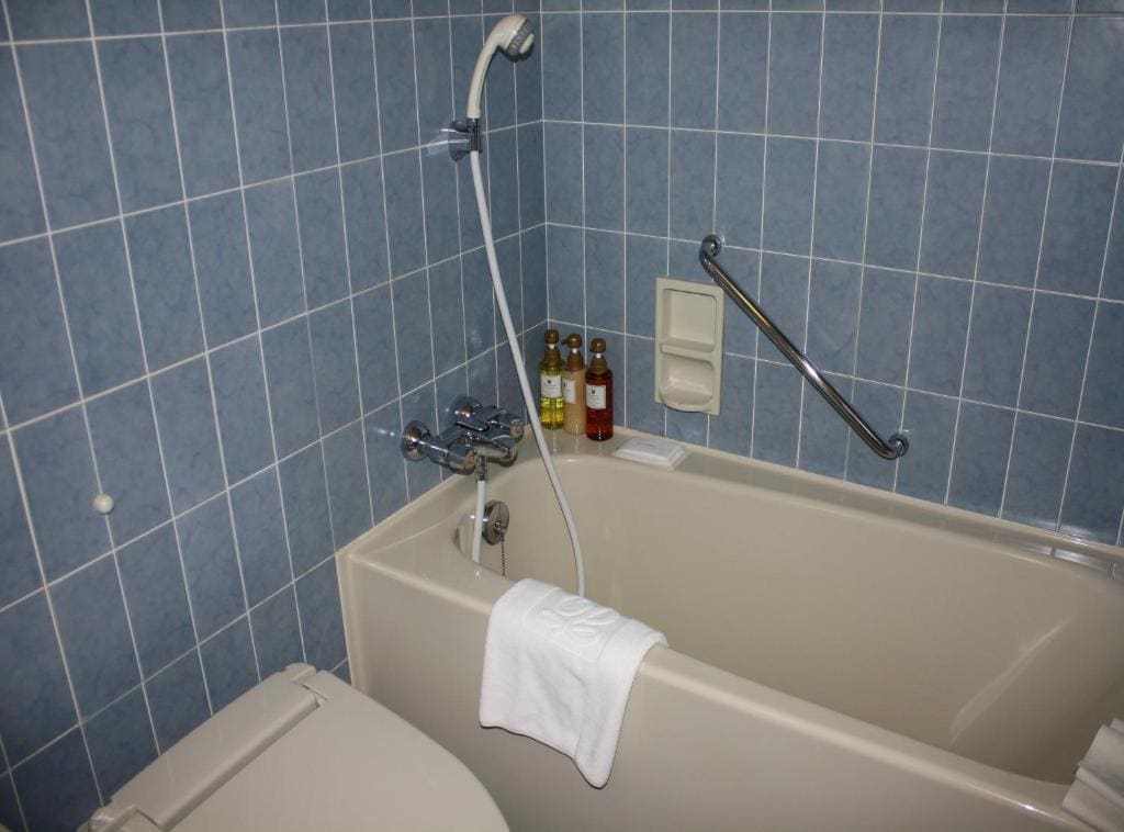 Standard Twin Room - Single Use - Non-Smoking room - Image 3
