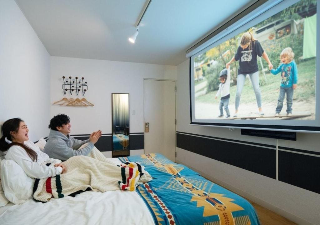 Theater King or Twin Room with Private Bathroom room - Image 1