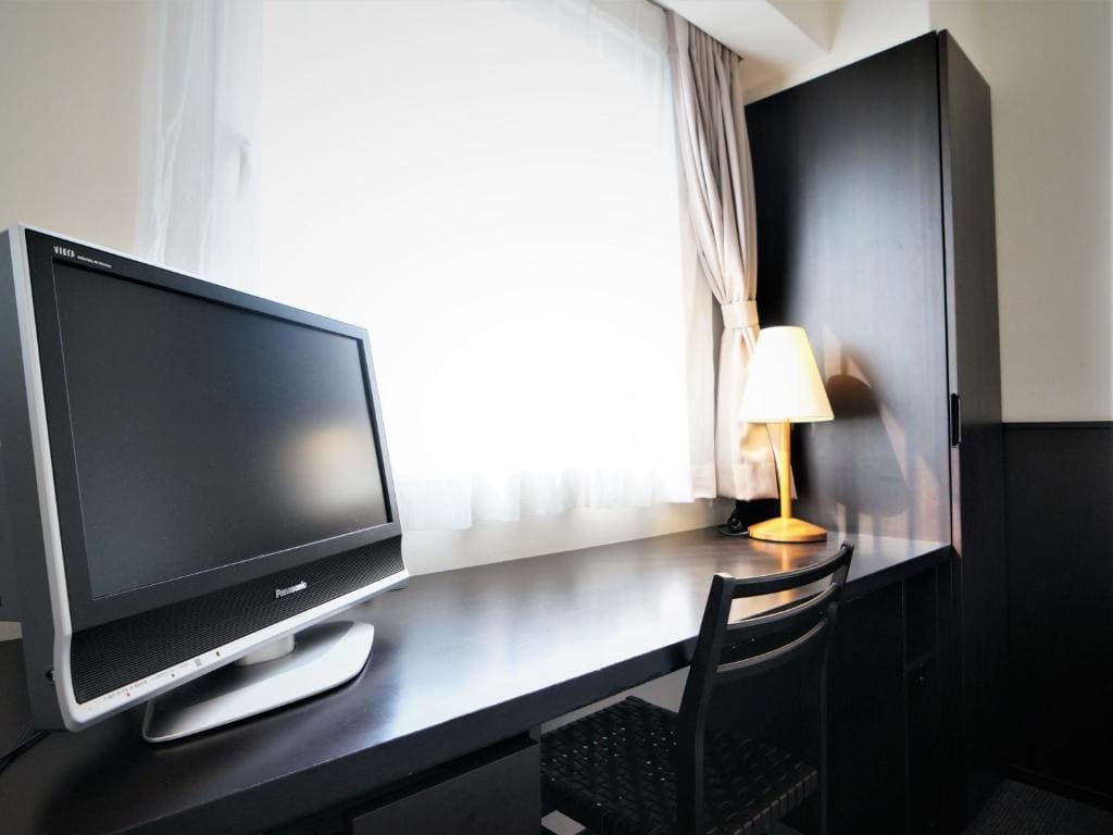 Double Room with Small Double Bed with Shower - Smoking room - Image 2