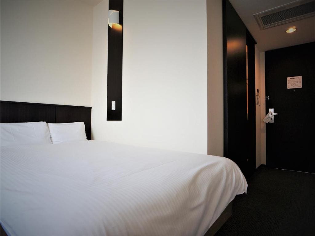 Double Room with Small Double Bed with Shower - Smoking room - Image 3