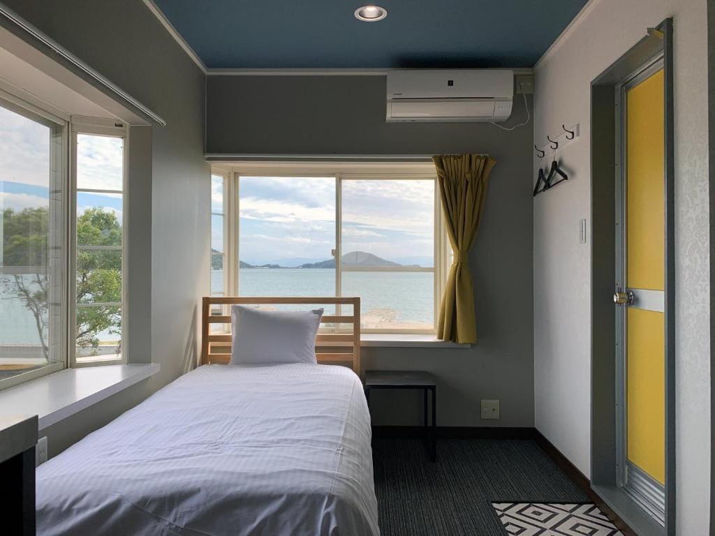 Single Room with Sea View room - Image 3