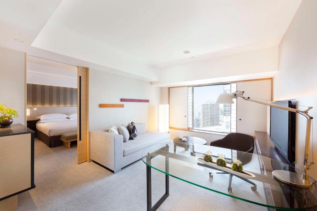 Executive King Suite with Sofa Bed room - Image 2