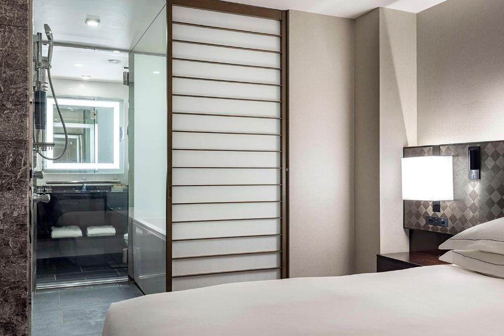 Premium Twin Room room - Image 3