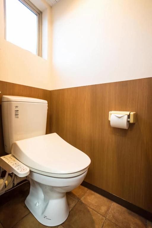 Family Room with Shared Bathroom room - Image 3
