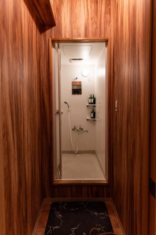 Family Room with Shared Bathroom room - Image 2