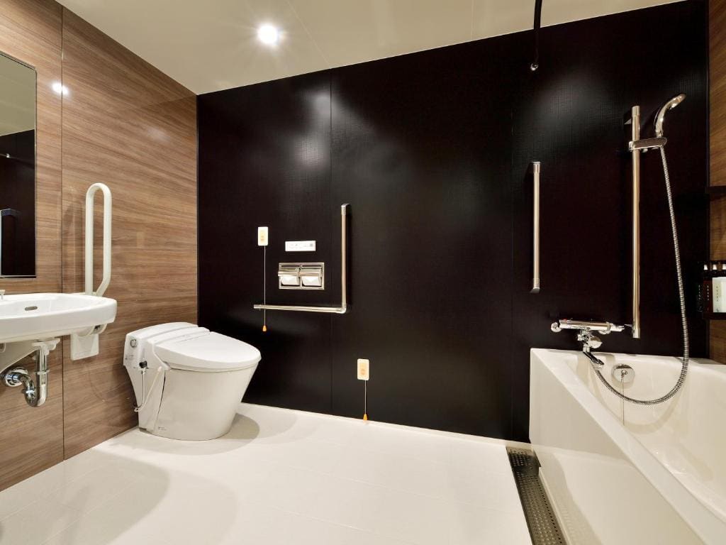 Triple Room with Lounge Access - Disability Access room - Image 2