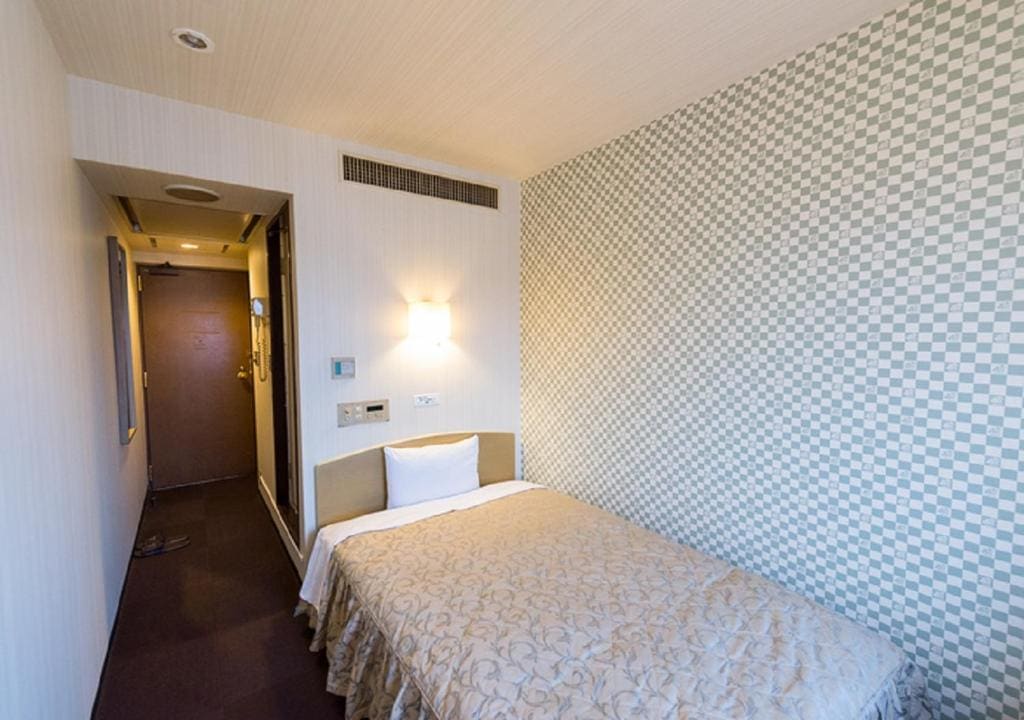 Double Room with Small Double Bed - Smoking room - Image 3