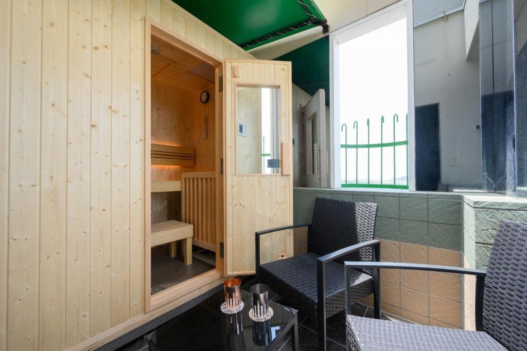 SUITE with - Sauna Room room - Image 1