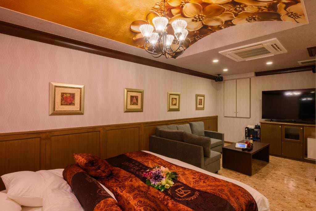 SUITE with - Sauna Room room - Image 2