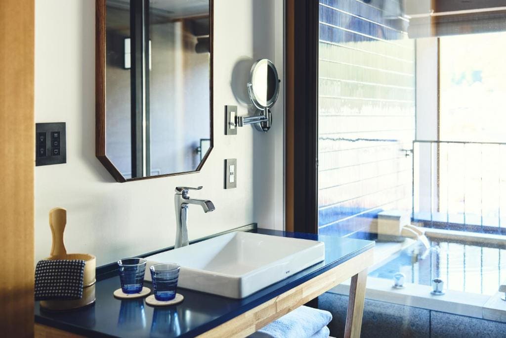 Standard King Room with River View room - Image 3