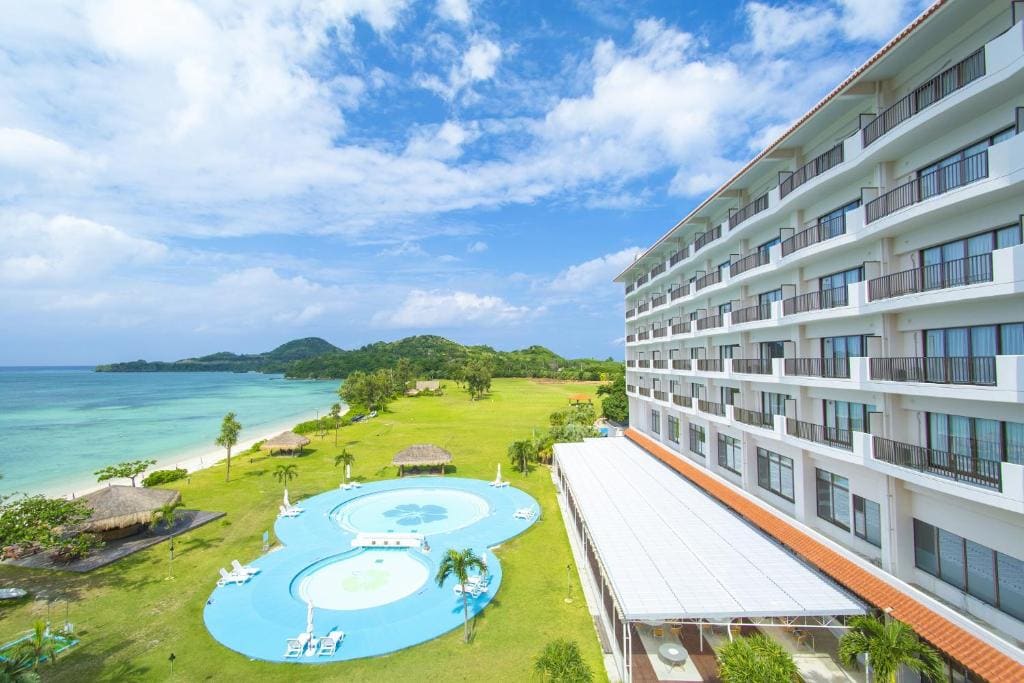 Superior Twin Room with Sea View 3rd-6th Floor room - Image 3