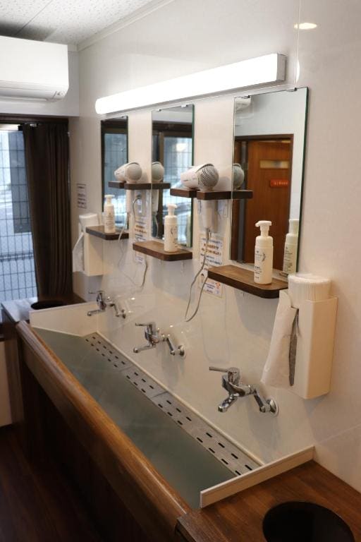 Semi-Private Room for 2 People with Shared Bathroom - Non-Smoking room - Image 2