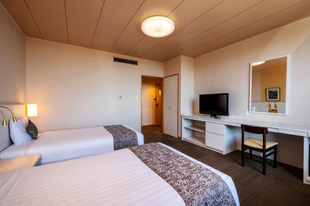 Standard Triple with Toilet - Non-Smoking- no pets allowed room - Image 1