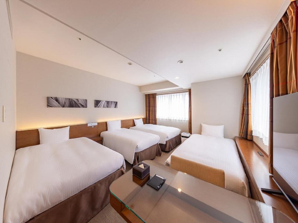 Deluxe Room with Twin + Two Extra bed - Highest Floor - Non-Smoking room - Image 1