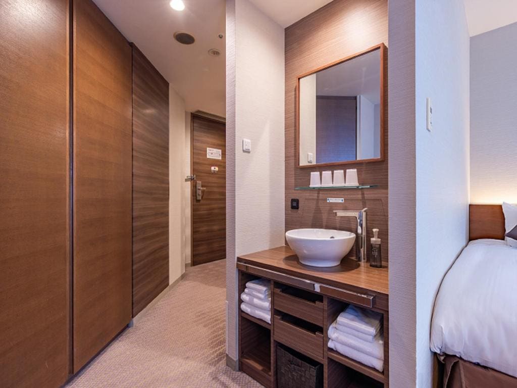 Deluxe Room with Twin + Two Extra bed - Highest Floor - Non-Smoking room - Image 2