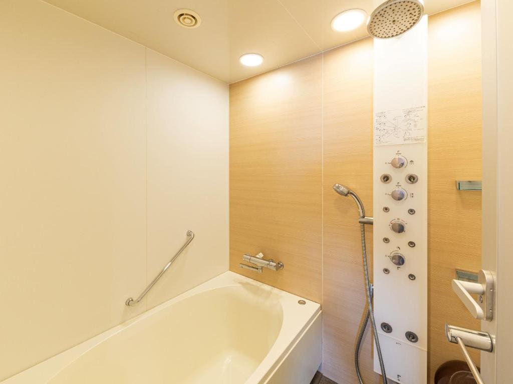 Family Room with Twin + Two Extra bed - Non-Smoking room - Image 3
