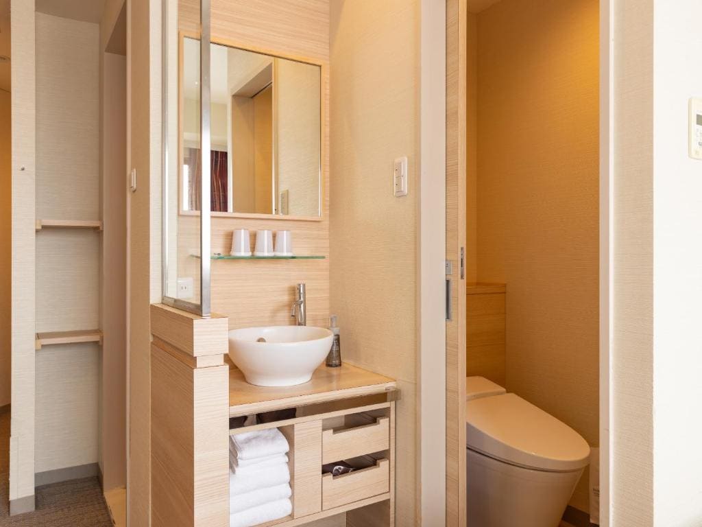 Standard Twin Room with Extra Bed - Non-Smoking room - Image 1