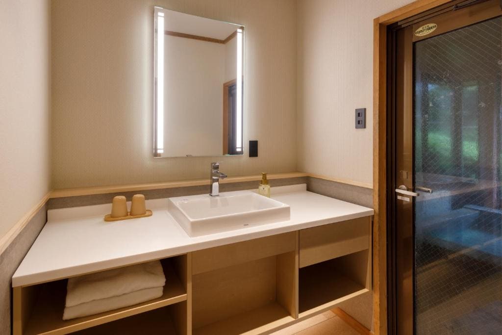 Family Room with Private Bathroom room - Image 1