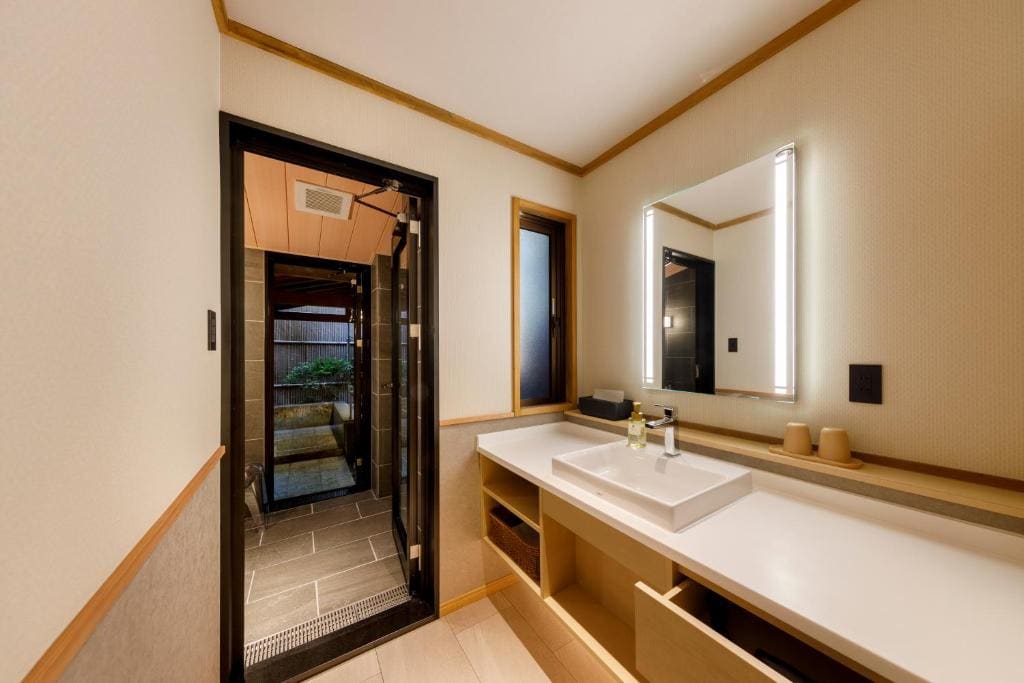 Twin Room with Private Bathroom room - Image 2