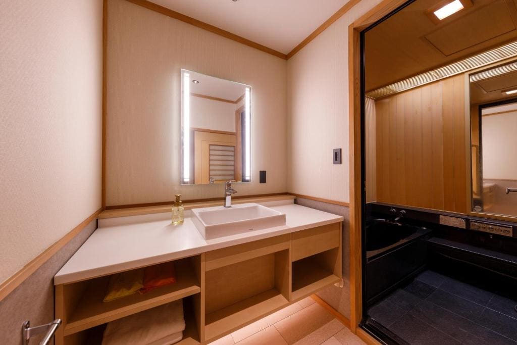 Family Room with Bathroom room - Image 1