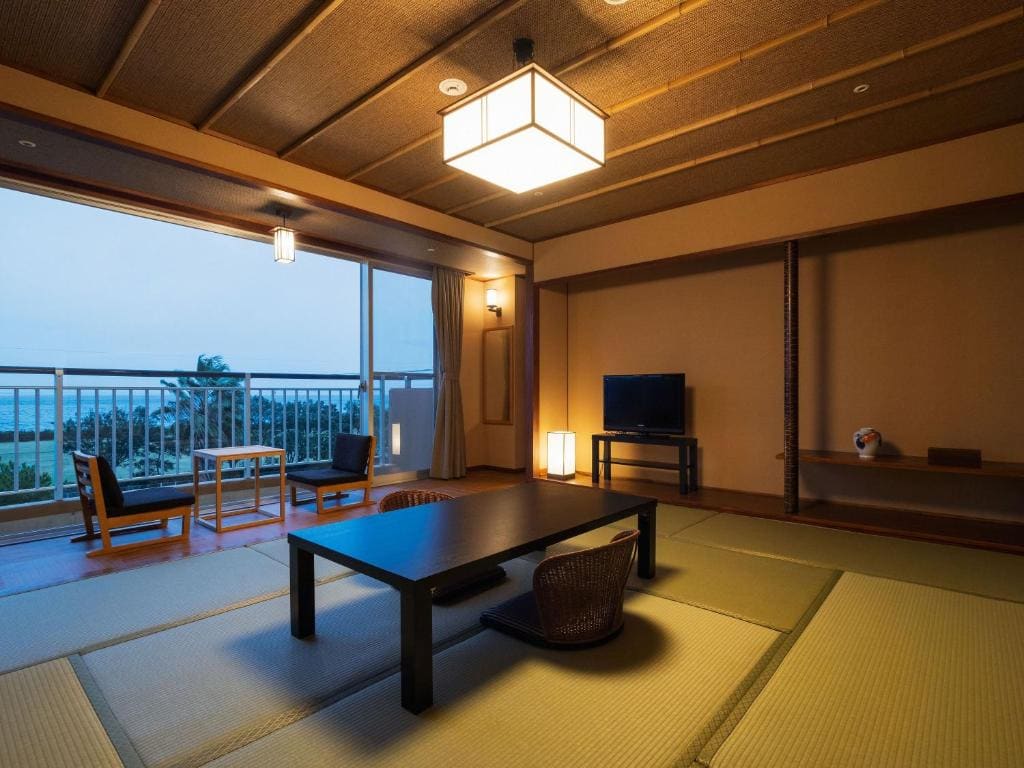 Superior Japanese-Style Family Room with Shower room - Image 1