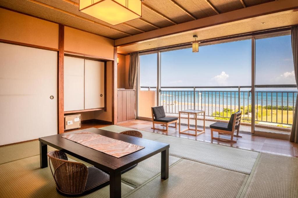 Superior Japanese-Style Family Room with Shower room - Image 2