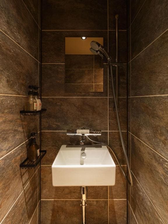 Superior Japanese-Style Family Room with Shower room - Image 3