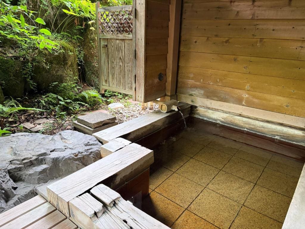 Quadruple Room with Private Bathroom room - Image 2