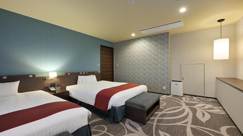 Corner Suite with Two Double Beds room - Image 2