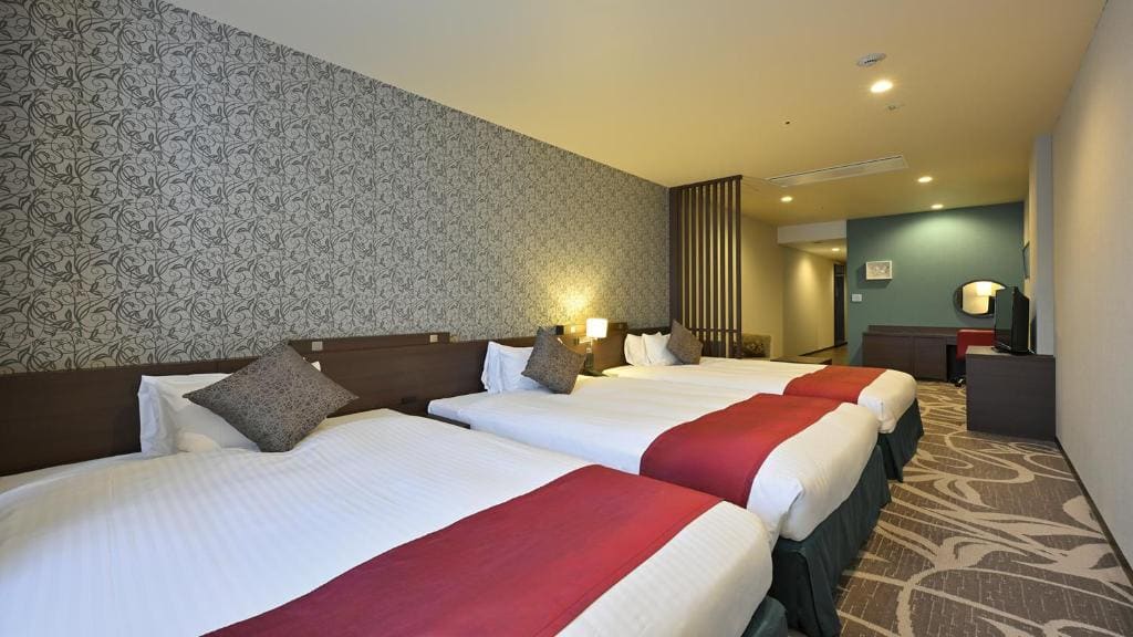 Deluxe Triple Room with Extra Bed room - Image 2