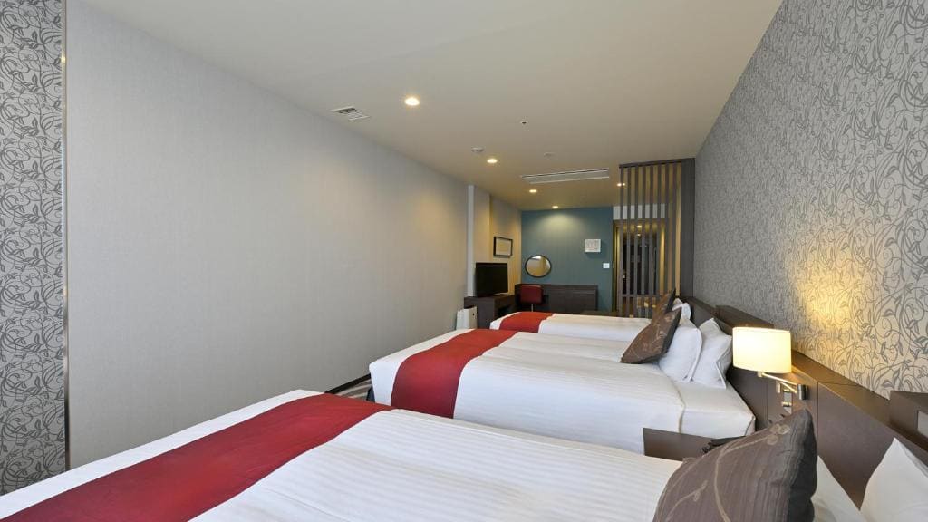 Deluxe Twin Room with Extra Bed room - Image 1