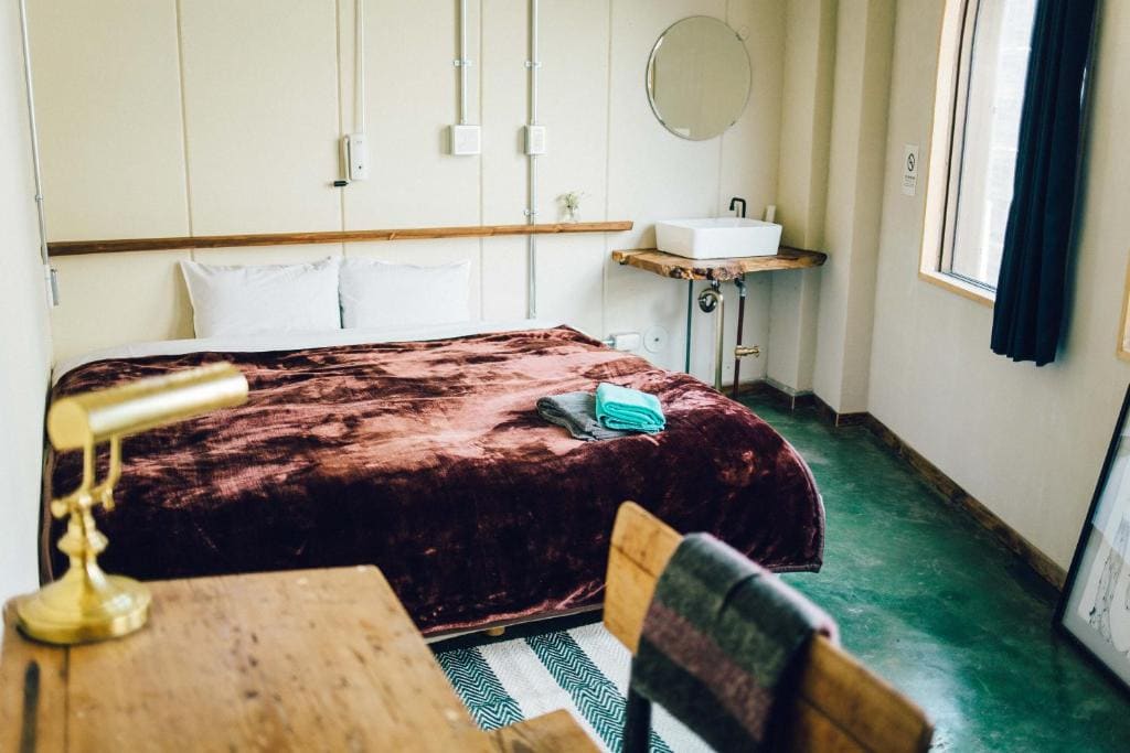 Double Room with One King Bed room - Image 3